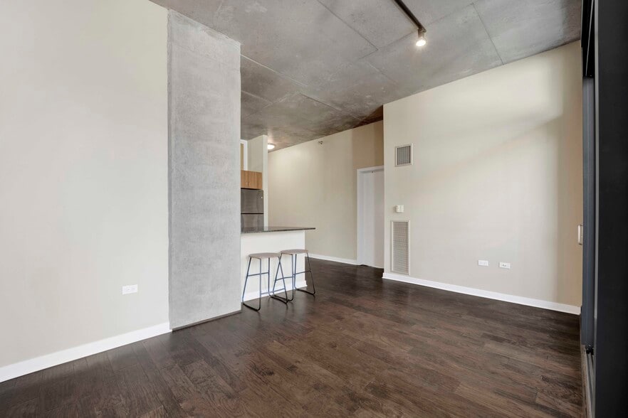 Building Photo - 235 W Van Buren St