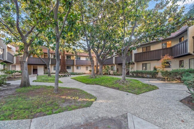 Building Photo - 999 Evelyn Terrace W