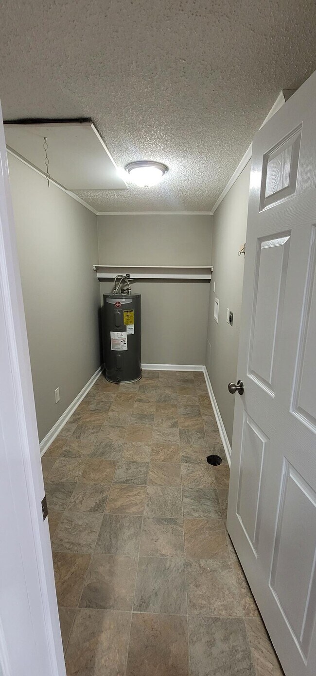 Building Photo - 161 Waterbury Ct