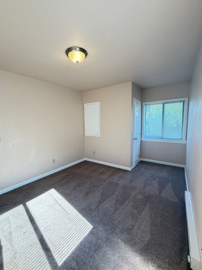 Building Photo - Newly Updated 2 Bedroom!