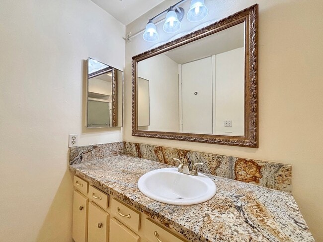 Building Photo - 1BD/1BA Condo in Point Loma Heights w/ Res...