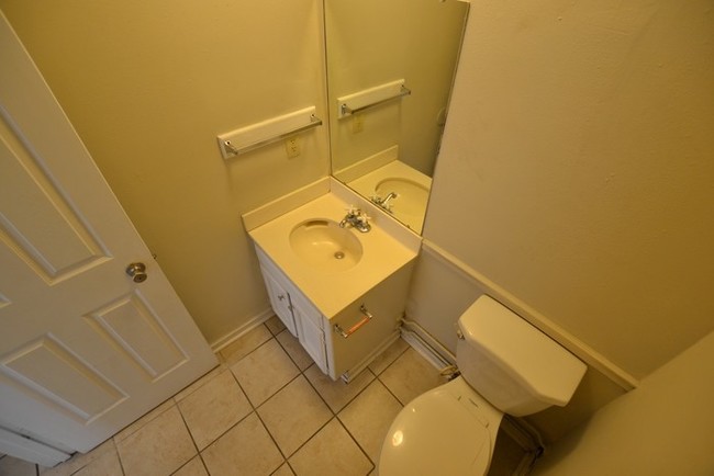 Building Photo - 1110 Willow Creek Dr