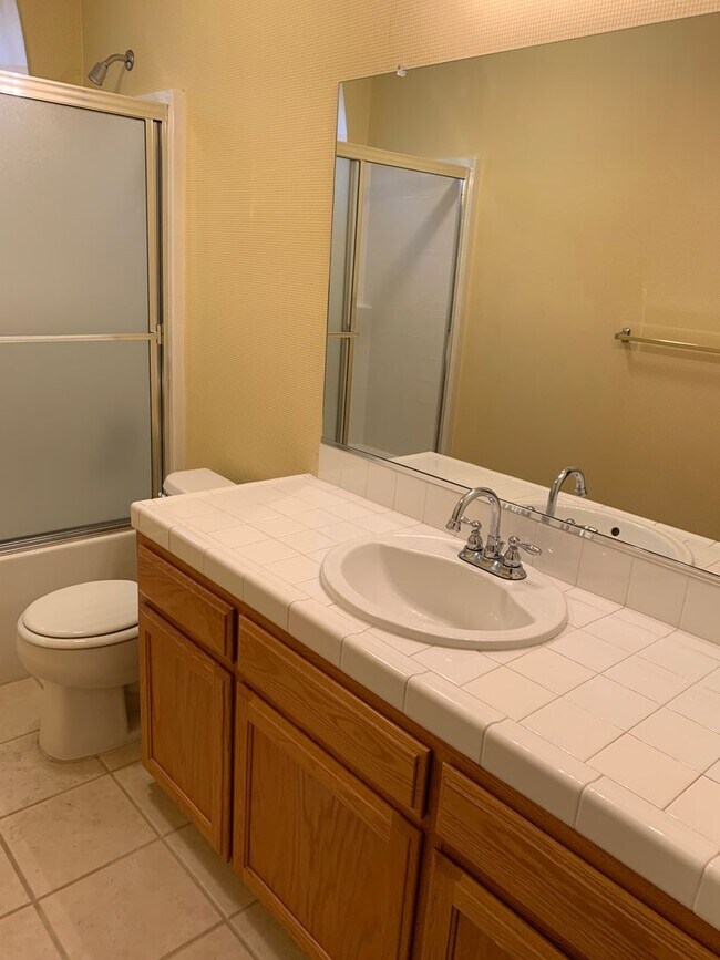Building Photo - 3 Bedroom 2 Bath