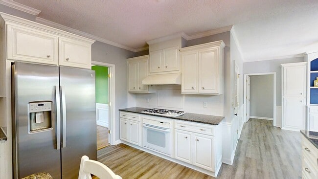 Building Photo - 4130 Knollcrest Cir N