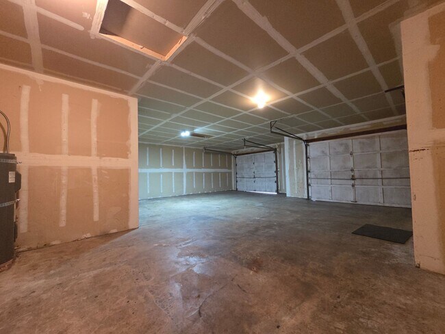 Building Photo - Spacious home with fully fenced yard!