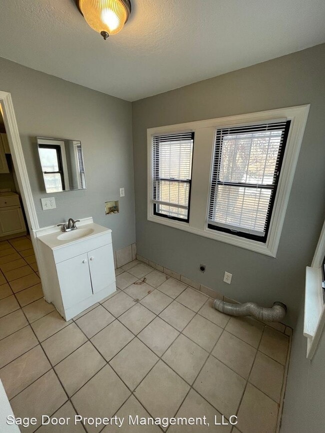Building Photo - 3 br, 2 bath House - 2420 E 51st Street