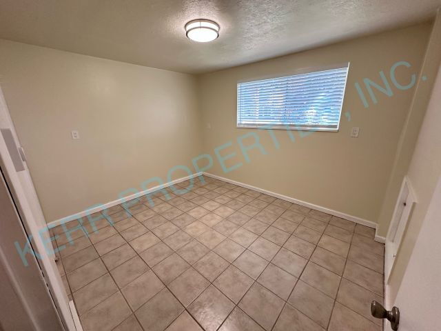 Building Photo - Charming 2-Bed Gem in Gresham – Spacious Comfort with 1.5 Baths & 1029 Sq. Ft.!