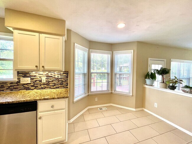 Building Photo - Beautiful large Castleton home