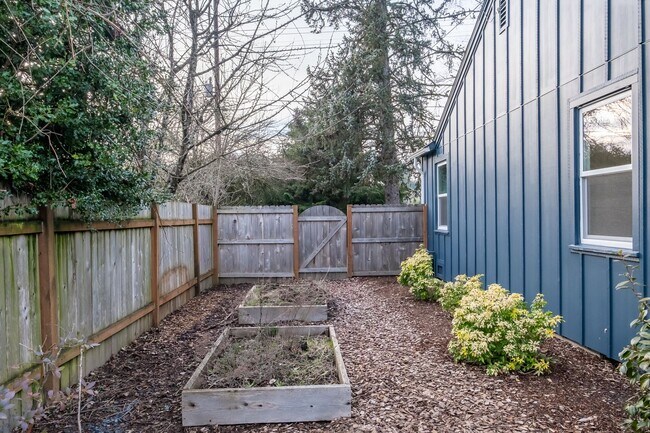 Building Photo - Charming 3-Bed 2 Bath Home with Spectacula...