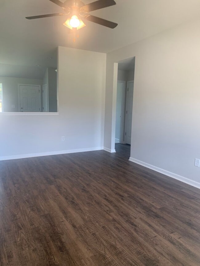 Building Photo - 144 Lakeside Way