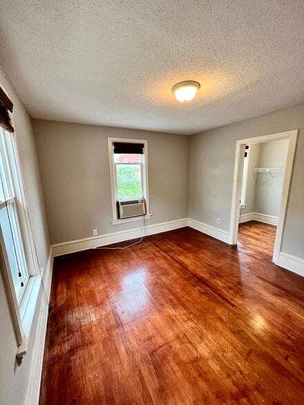 Main large bedroom - 1701 NE 2nd St