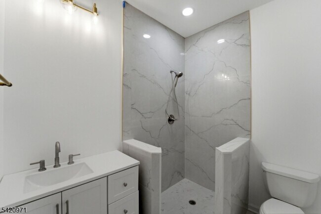 Building Photo - 704 Green Ln