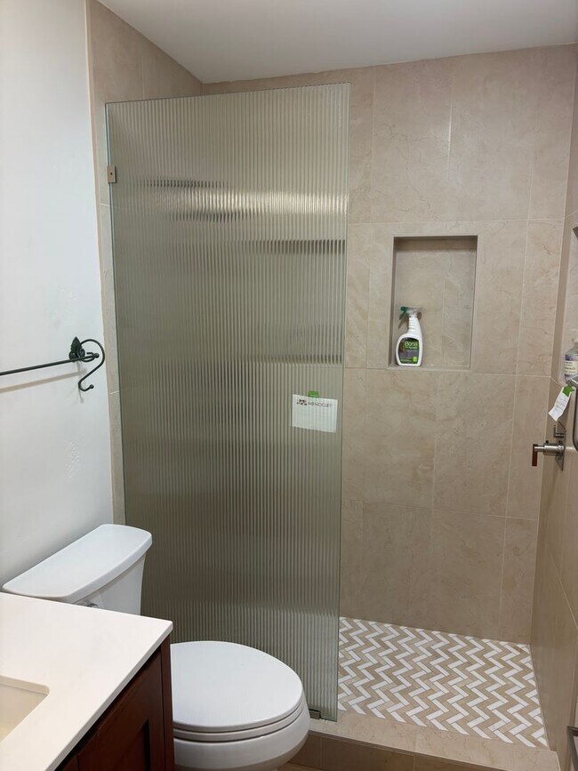 Building Photo - Location, location, location! This gated community is 5 minutes walking distance to downtown Sant...