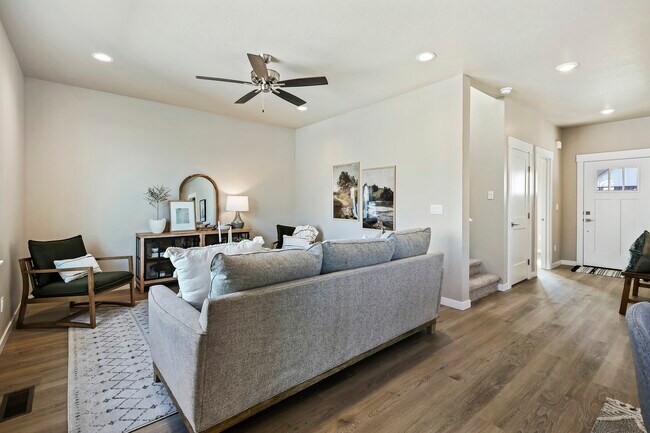 Building Photo - 16542 Red Oak Dr