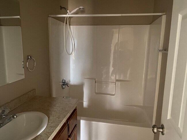 Building Photo - 3 Bedroom 2 Bath Duplex