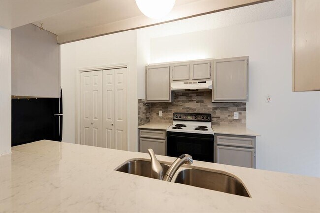 Building Photo - 9100 Mountain Ridge Dr