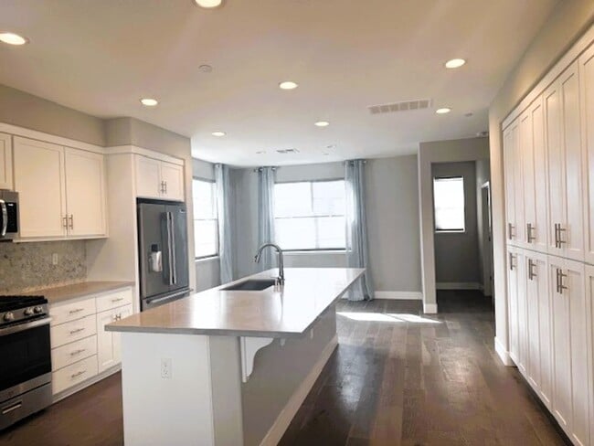 Building Photo - Modern Tri-Level Townhome in Prime Hayward...