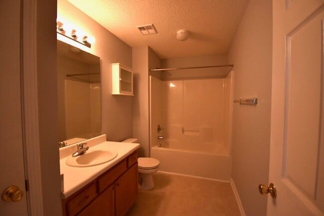 Building Photo - 2 bedroom 2 bath unit ready for you to mov...