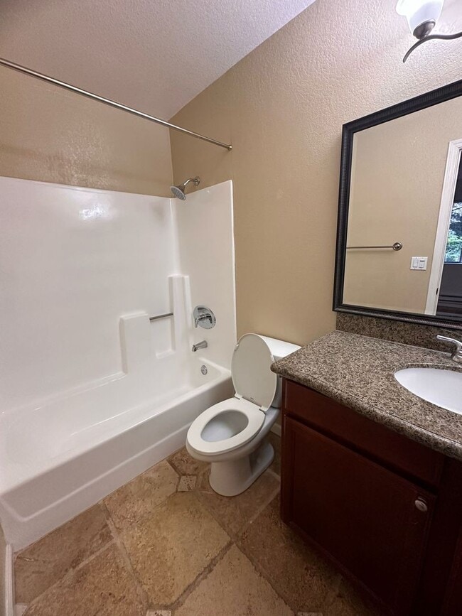 Building Photo - 2 bedrooms 2 bath condo Top floor for rent in Fremont