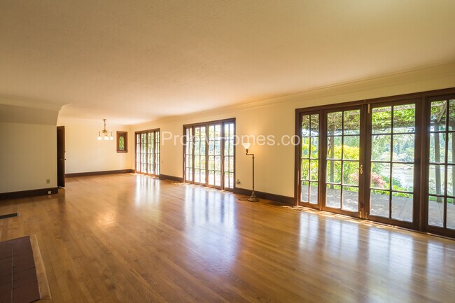 Building Photo - Riverfront Perfection with this Charming 3 Bedroom Lake Oswego Home!