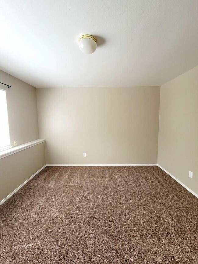 Building Photo - Cozy 2-Bedroom Upper-Level Home in Brookwo...