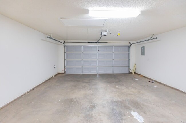 Building Photo - Inviting 3 Bed 2 Bath - Pet Friendly!