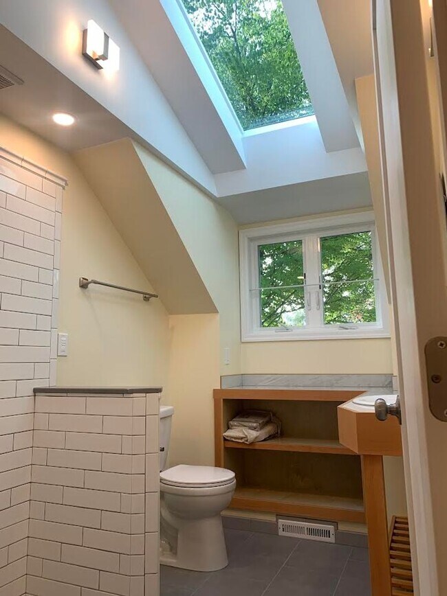 Building Photo - Impecable Remodel of Historic Eastmoreland Gem