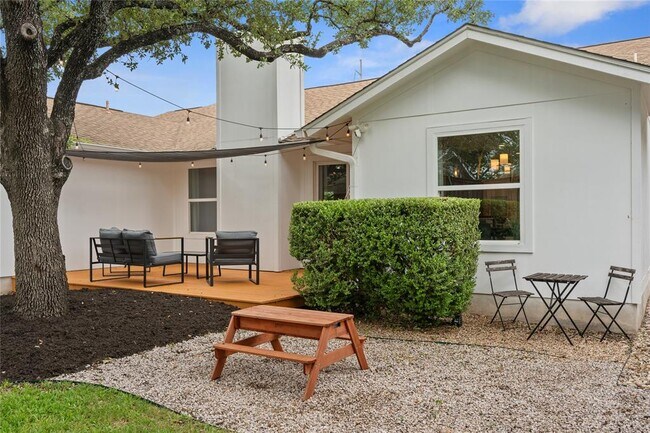 Building Photo - 4902 Pelham Dr