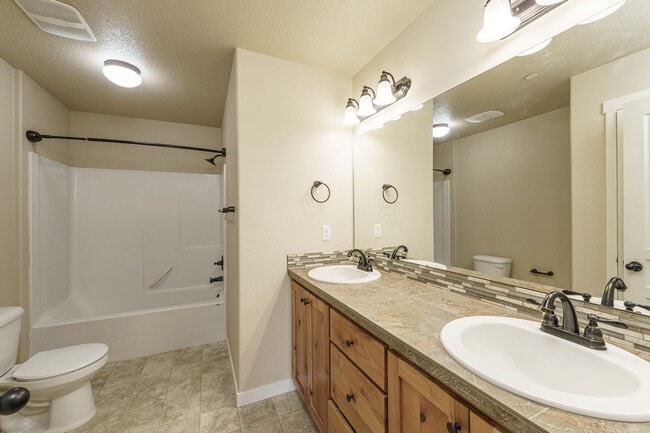 Building Photo - ASK ABOUT ONE MONTH FREE SPECIAL - Ask Us How! 3 Bedroom 2.5 Bath Townhome - Convenient Ridgefiel...