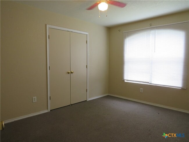 Building Photo - 3500 Viewcrest Dr