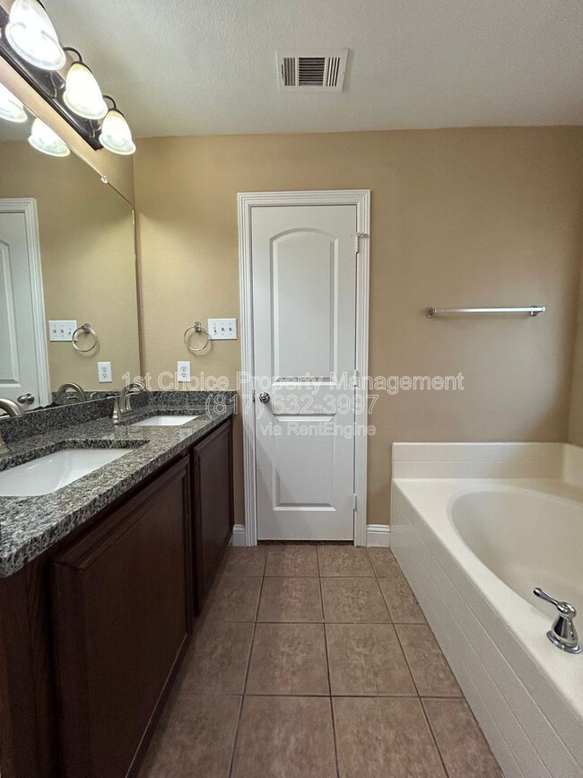 Building Photo - 5865 Fir Tree Ln