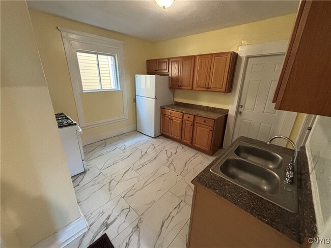 Building Photo - 1070 S Geddes St