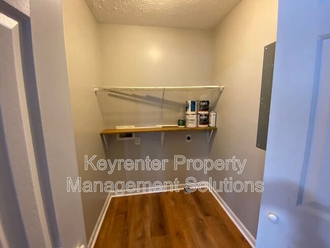 Building Photo - 1050 B St