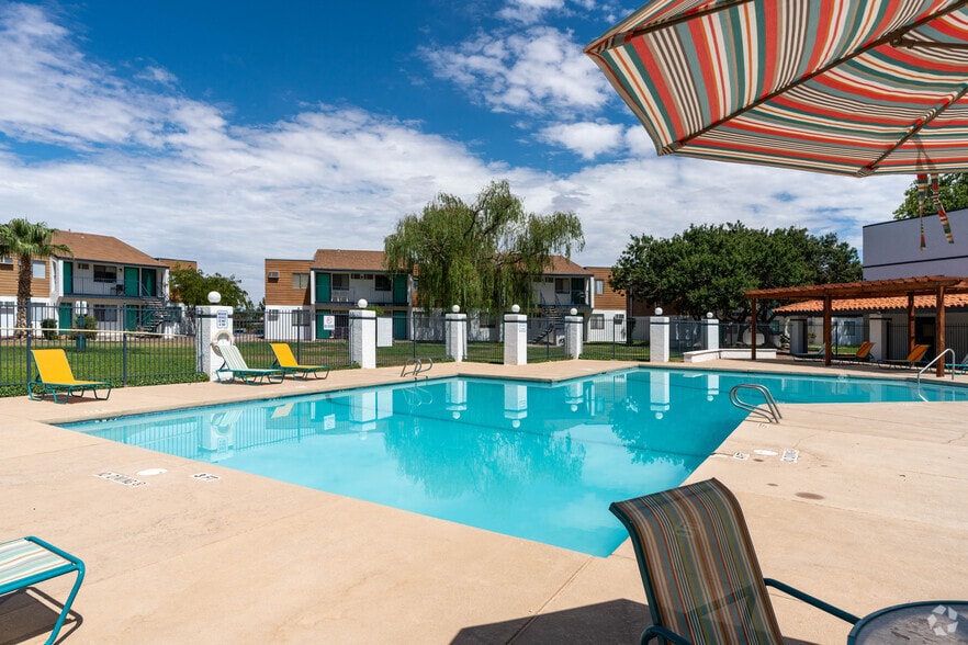 Primary Photo - Raintree Village