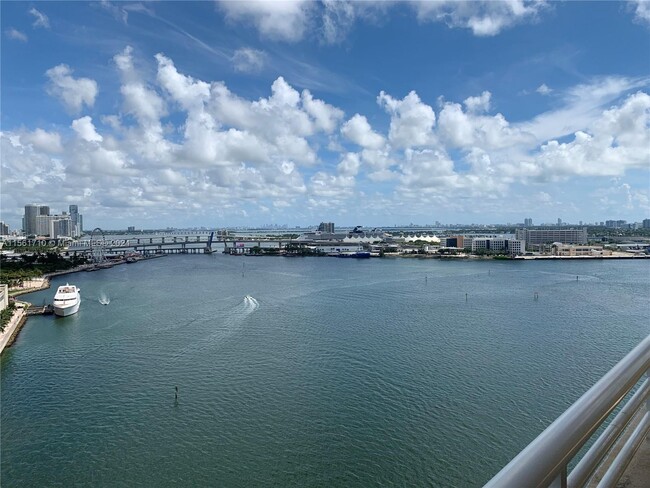 Building Photo - 888 Brickell Key Dr