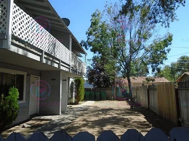 Building Photo - 1200-1206 Parkview St