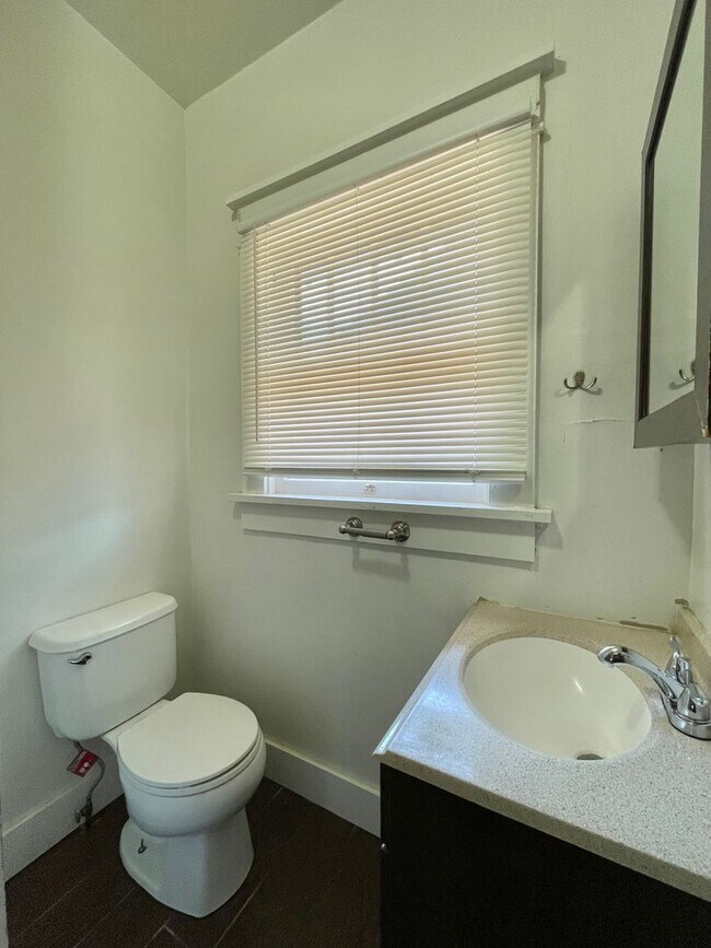 Building Photo - AVAILABLE NOW!! Move-In Special! Half Off ...