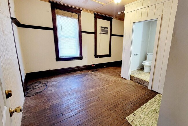 Building Photo - 5 Bedroom/ 2 Bathroom House - Downtown Available - 06/04/2026