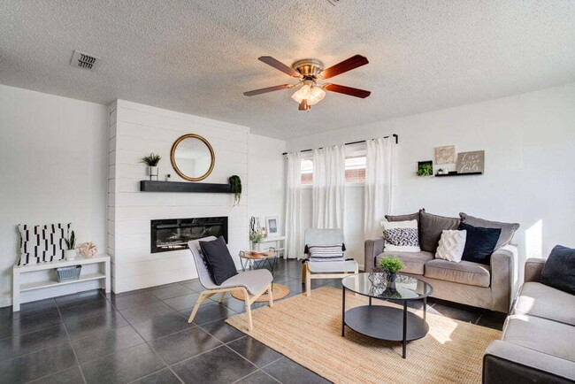Building Photo - Beautifully Updated Home with Modern Ameni...