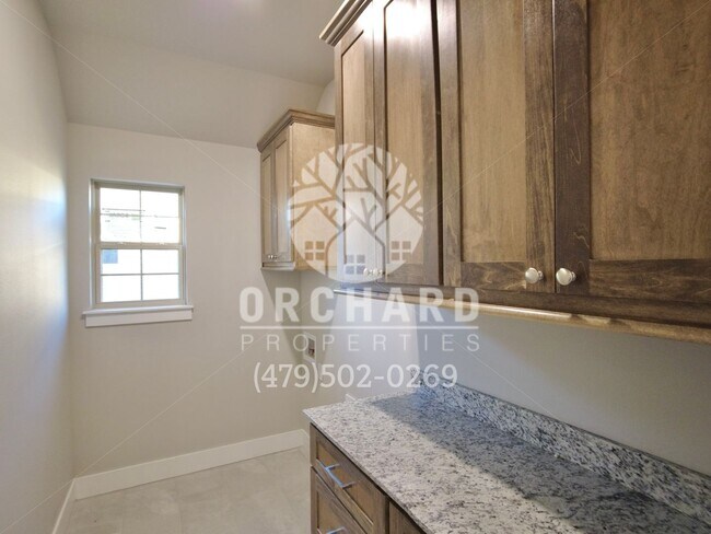 Building Photo - Single-Family Home- Sought After Huntley Plan