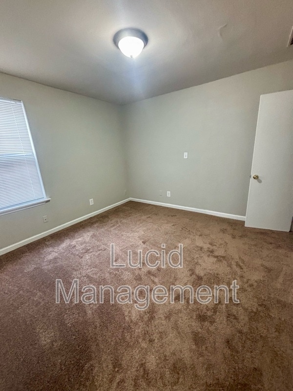 Building Photo - 910 W Whitney Ave