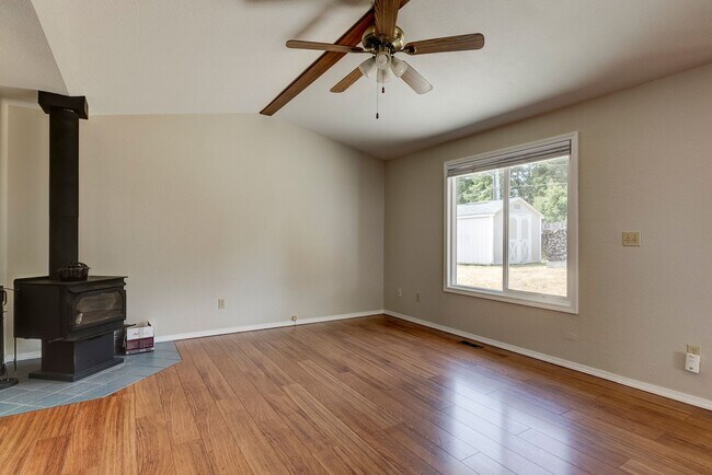 Building Photo - 3 Bed 2 Bath Home Near Town