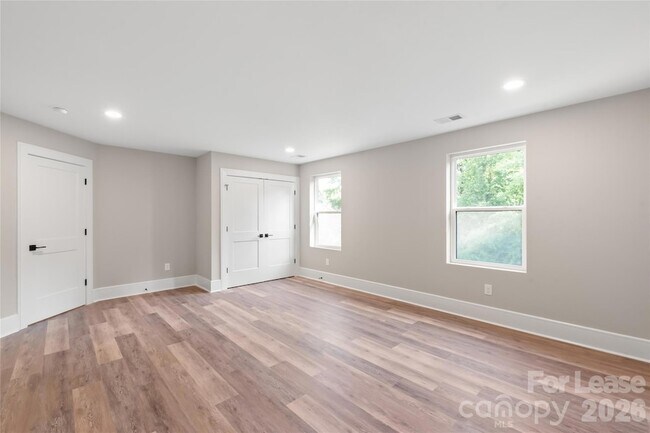 Building Photo - 3905 Plainview Rd