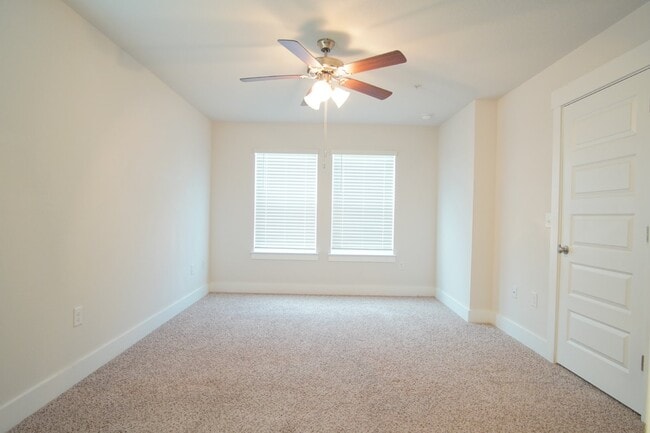 Building Photo - Spacious 3BR/2.5BA Townhome with 1-Car Garage in Admiral’s Quarters—Pool, Dog Park, Near 9 Mile R...
