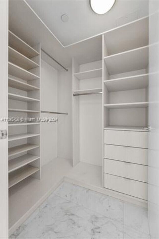 Building Photo - 17475 Collins Ave