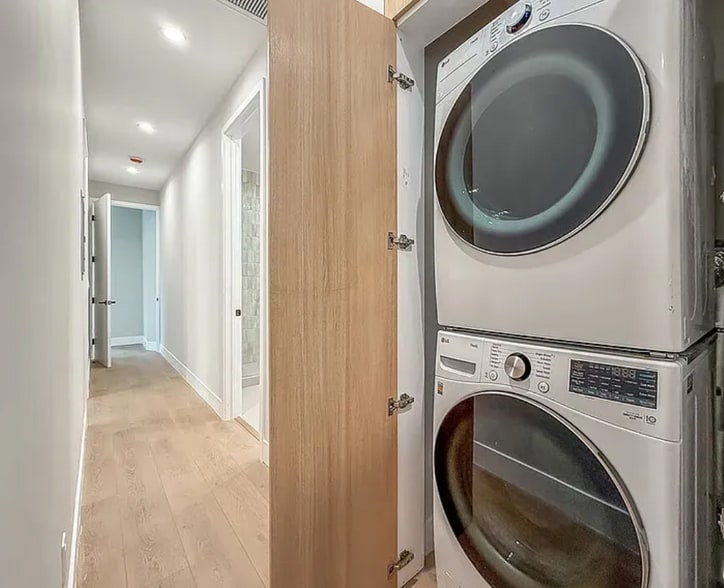 Building Photo - 150 N Arnaz Dr