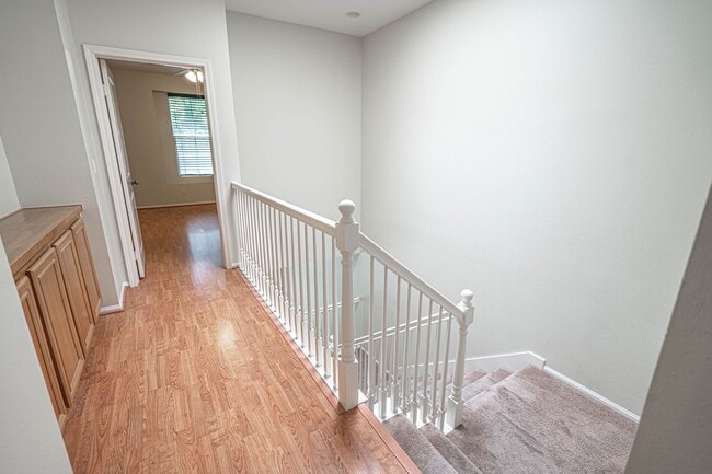 Building Photo - Bridgeport 3 Bedroom Townhome in Valencia!