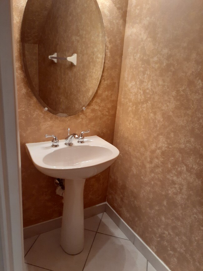 Powder room pedestal sink - 16159 Sierra Palms Dr