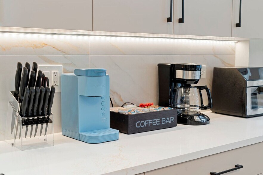 Building Photo - 801 S Western Ave