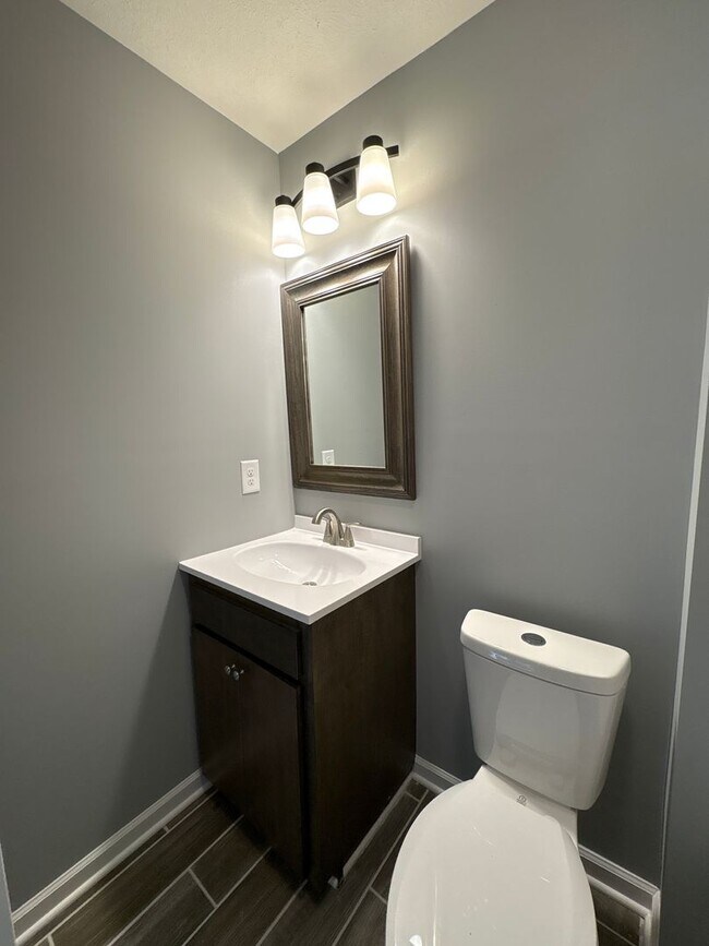 Building Photo - 411-411 W Waggoner St